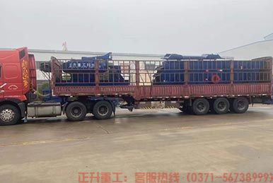 正升重工制砂機振動篩發(fā)往云南